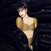 Di penghujung acara, saat sesi berfoto bersama, Lisa BLACKPINK terlihat mencolok karena penampil lainnya Stray Kids, Maroon 5, Pharrell Williams, J BALVIN, GIMS, hingga A$AP Rocky memakai baju monokrom. Penggemar pun menyorot momen Lisa BLACKPINK ditarik Presiden Prancis Emmanuel Macron dan Ibu Negara Brigitte Macron agar berpose di tengah. Foto: dok. Instagram @lalalalisa_m