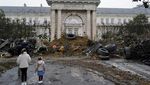 Gedung Pemerintah Prancis Dipenuhi Sampah, Ada Apa?