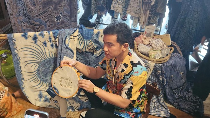Gibran membatik di Pekalongan (Adrial/detikcom)