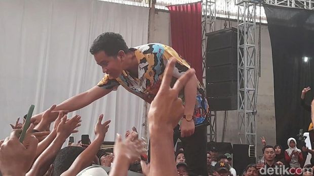 Gibran menemui para petani bawang merah di sekretariat ProGib Kabupaten Brebes, Senin (29/1/2024).