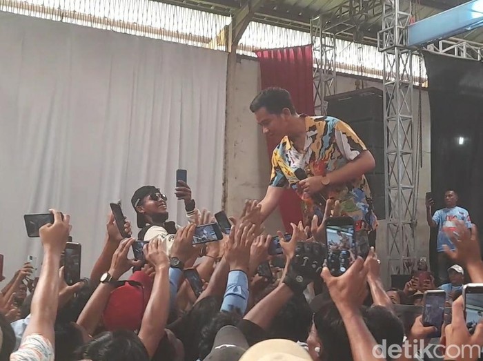 Gibran menemui para petani bawang merah di sekretariat ProGib Kabupaten Brebes, Senin (29/1/2024).