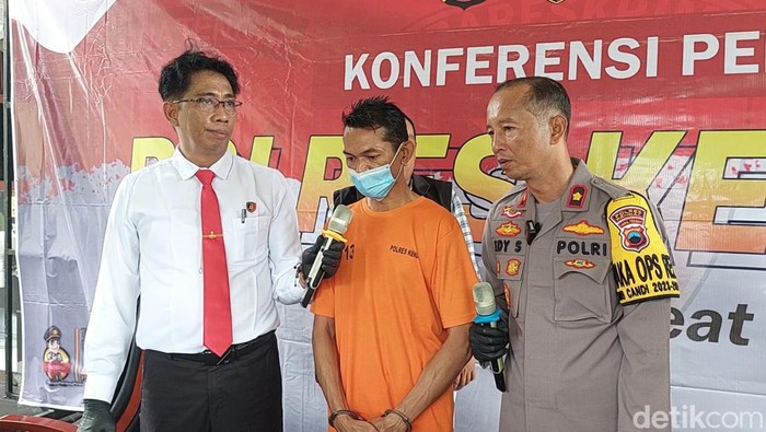 Sudaryadi, pelaku pencabulan terhadap 2 muridnya yang masih SD dihadirkan dalam jumpa pers di Mapolres Kendal, Senin (29/1/2024).