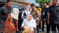 Ia tampak turun dari mobil menggunakan kursi roda. Foto: Kristina/detikcom