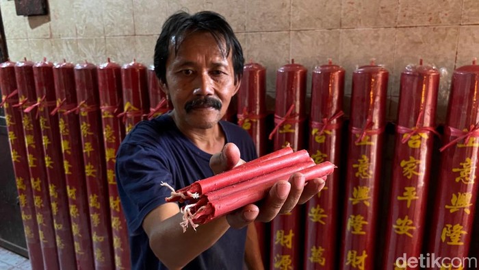 Herman pembuat lilin Imlek di Bandung.