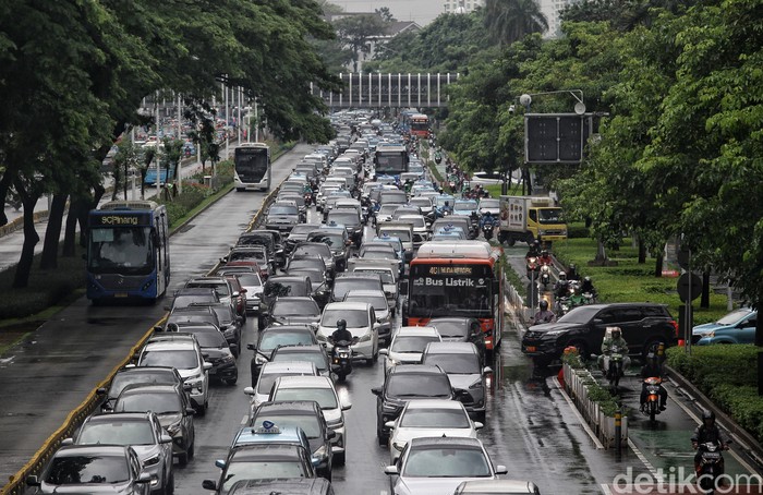 Pengendara menerobos kemacetan di sejumlah ruas jalan seperti di jalan Kebayoran dan jalan Sudirman, Jakarta, Senin(29/1/2024). Hujan yang mengguyur Jakarta sejak pagi membuat kepadatan di sejumlah titik. BMKG menyatakan puncak musim penghujan masih terus berlangsung hingga Februari depan.