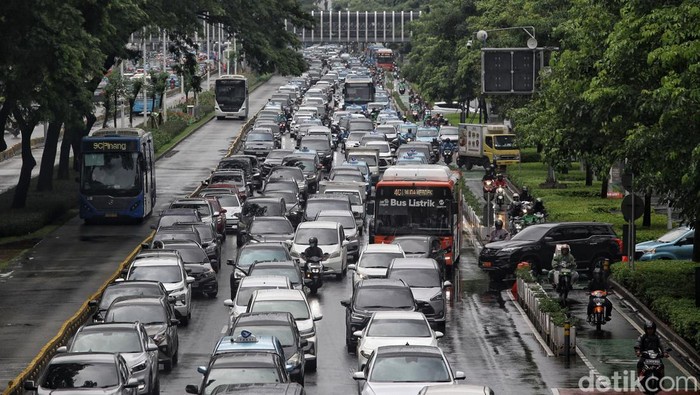Hujan Sejak Pagi, Kebayoran Lama dan Sudirman Macet Pengendara menerobos kemacetan di sejumlah ruas jalan seperti di jalan Kebayoran dan jalan Sudirman, Jakarta, Senin(29/1/2024). Hujan yang mengguyur Jakarta sejak pagi membuat kepadatan di sejumlah titik. BMKG menyatakan puncak musim penghujan masih terus berlangsung hingga Februari depan.