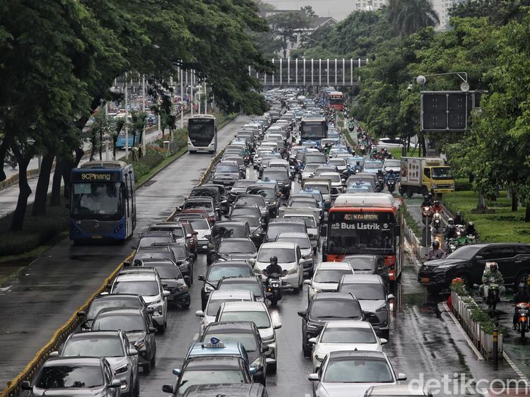 Hujan Sejak Pagi, Kebayoran Lama dan Sudirman Macet
