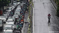 Para pengendara hanya bisa melajukan kendaraannya secara perlahan.