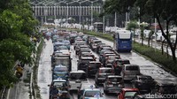 Kemacetan di Jalan Sudirman terjadi di kedua arah.