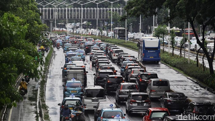 Pengendara menerobos kemacetan di sejumlah ruas jalan seperti di jalan Kebayoran dan jalan Sudirman, Jakarta, Senin(29/1/2024). Hujan yang mengguyur Jakarta sejak pagi membuat kepadatan di sejumlah titik. BMKG menyatakan puncak musim penghujan masih terus berlangsung hingga Februari depan.