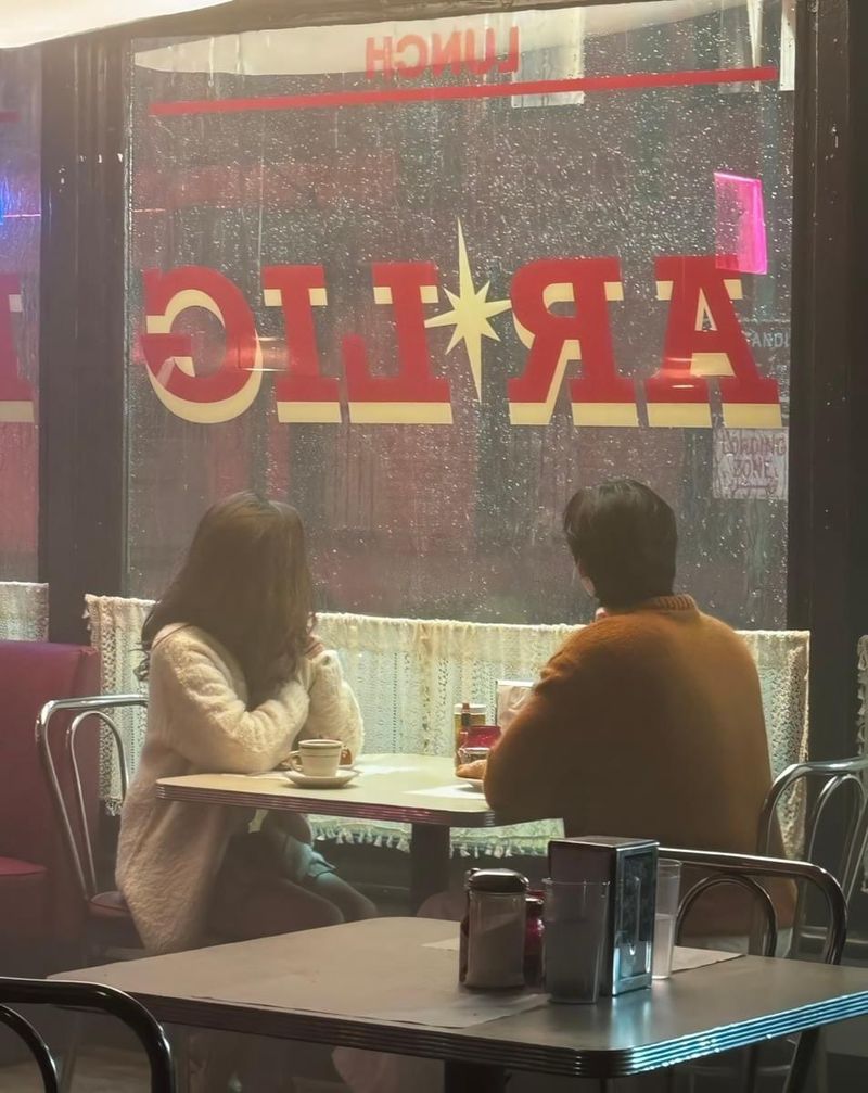 India Eisley menjadi model video klip Cha Eun Woo