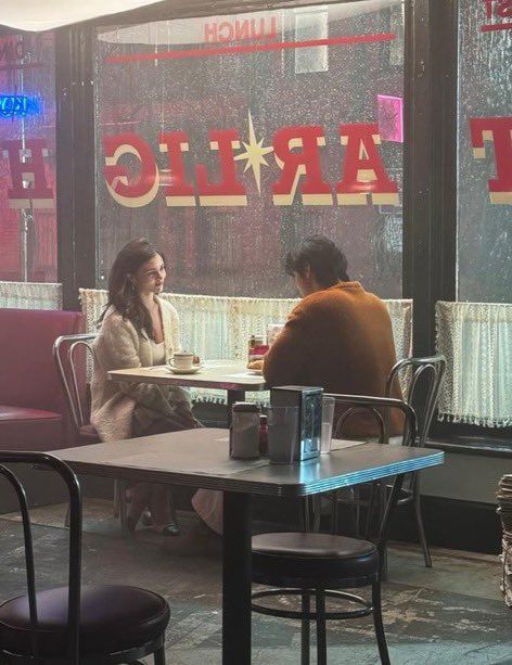 India Eisley menjadi model video klip Cha Eun Woo