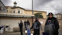 Sejumlah polisi berjaga di sekitar gereja usai penembakan. AP Photo/Emrah Gurel.  