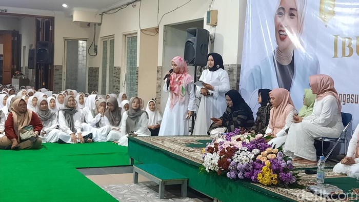 Istri capres nomor urut 3 Ganjar Pranowo, Siti Atikoh Supriyanti berkampanye ke Pondok Pesantren Bahrul Ulum, Tambak Rejo, Kabupaten Jombang, Jawa Timur (Annisa Aulia/detikcom)