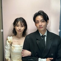 “Taehyun, Jihye berbahagialah,” tulis V BTS sebagai caption. Meskipun sedang menjalani wajib militer, V BTS ternyata masih mengikuti perbincangan terkini netizen. Foto: dok. Instagram @dlwlrma