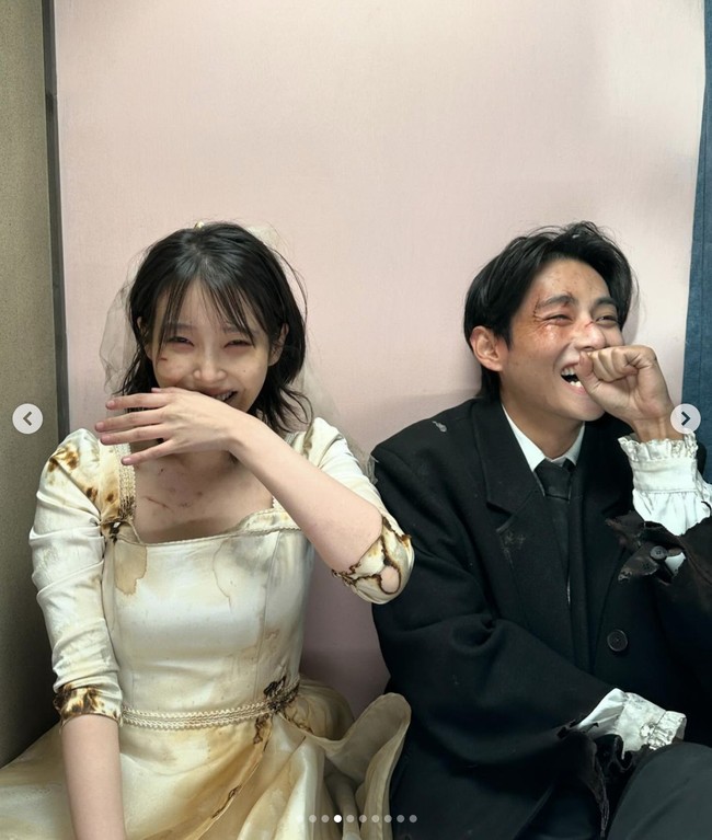 Video klip IU ‘Love Wins All’ yang menampilkan V BTS dirilis pada Rabu (24/1/2024). Sejak itu, penggemar menyorot chemistry keduanya yang dikisahkan sebagai pasangan tragis, yang mencoba bertahan hidup dalam dunia pascakiamat. Foto: dok. Instagram @dlwlrma