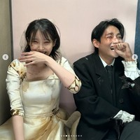Video klip IU ‘Love Wins All’ yang menampilkan V BTS dirilis pada Rabu (24/1/2024). Sejak itu, penggemar menyorot chemistry keduanya yang dikisahkan sebagai pasangan tragis, yang mencoba bertahan hidup dalam dunia pascakiamat. Foto: dok. Instagram @dlwlrma