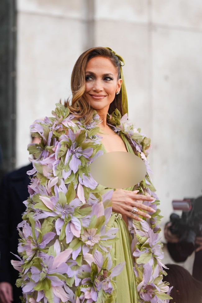 Cape atau jubah yang dipakai Jennifer Lopez juga hadir dalam warna sage dan ditambah warna lavender. Foto: Edward Berthelot/Getty Images