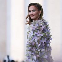 Jennifer Lopez memesona dengan gaun sage karya Elie Saab. Istri Ben Affleck itu melengkapi penampilannya dengan cape atau jubah bunga yang membuat gayanya semakin glamour. Foto: Jeremy Moeller/Getty Images