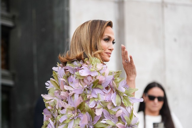 J-Lo didandani oleh dua stylist Rob Zangardi dan Mariel Haenn saat hadir di fashion show Elie Saab Couture di Paris. Foto: Edward Berthelot/Getty Images