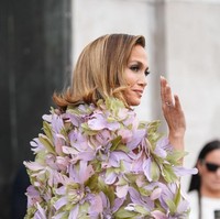 J-Lo didandani oleh dua stylist Rob Zangardi dan Mariel Haenn saat hadir di fashion show Elie Saab Couture di Paris. Foto: Edward Berthelot/Getty Images