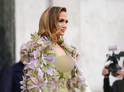 7 Foto Gaya Seksi Jennifer Lopez Tersage-sage di Paris, Pakai Jubah Bunga