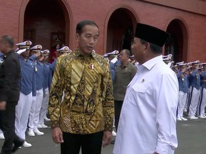 Momen Prabowo Hampiri Mobil dan Sambut Jokowi di Peresmian Graha Akmil