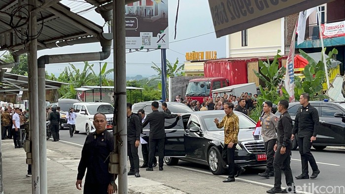 Jokowi dan Prabowo keluar dari mobil sedan hitam berpelat INDONESIA 1 saat tiba di warung baksi Magelang.