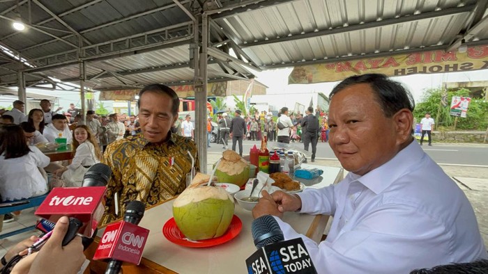 Jokowi dan Prabowo saat makan bakso bareng di Magelang (Rumondang/detikcom)