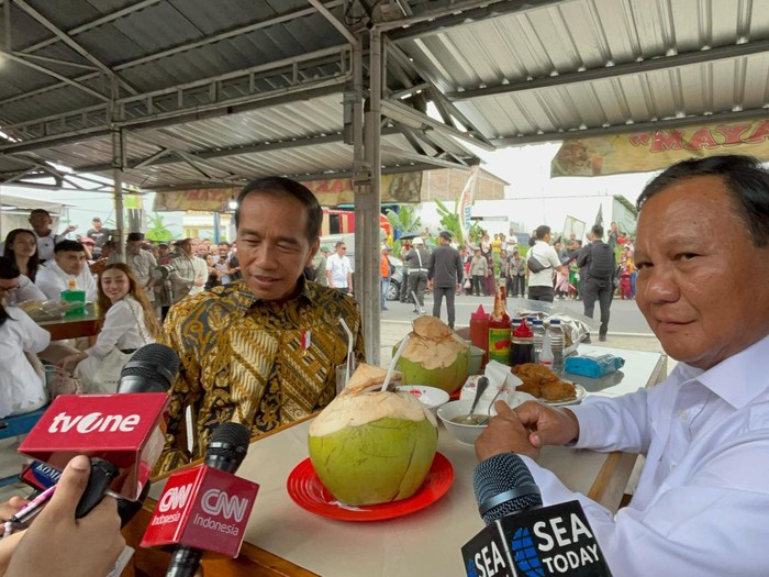 Jokowi dan Prabowo saat makan bakso bareng di Magelang (Rumondang/detikcom)