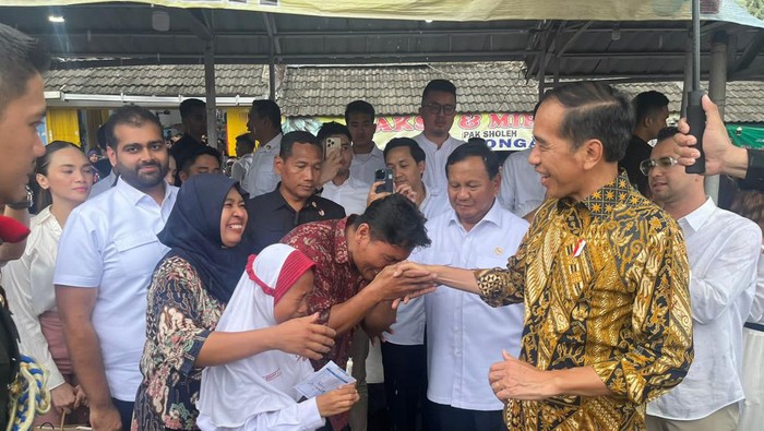 Muh Sholeh (bersalaman) dengan Presiden Jokowi saat berada di kios bakso yang berlokasi di Bandongan, Kabupaten Magelang Senin (29/1/2024).