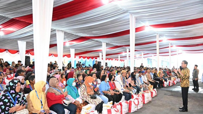 Jokowi menyerahkan bantuan pangan cadangan beras pemerintah (CBP) di Gudang Bulog Purwomartani, Sleman, DIY.