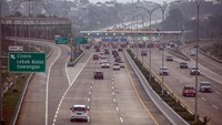 Sejumlah kendaraan melintasi ruas Tol Cinere - Jagorawi di Depok, Jawa Barat, Senin (29/1/2024).