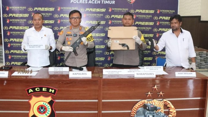 Kapolres Aceh Timur AKBP Nova Suryandaru (dua dari kiri) menunjukkan senjata diduga sisa konflik yang ditemukan seorang warga Aceh Timur. (dok Polres Aceh Timur)