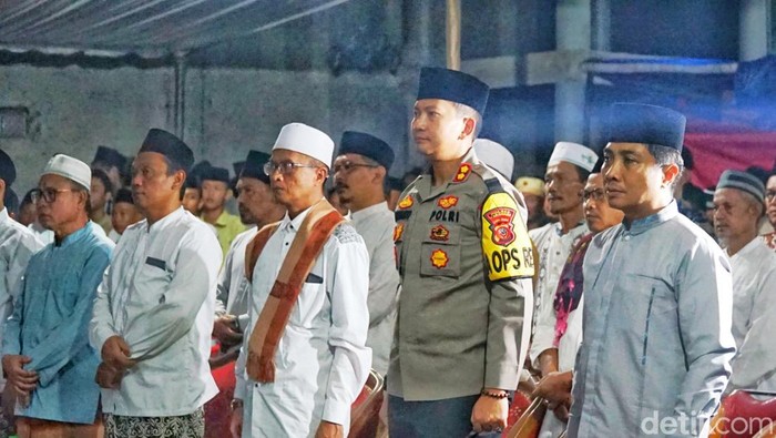 Kapolres Karawang AKBP Wirdhanto Hadicaksono saat mengikuti kegiatan deklarasi Pemilu Damai di Karawang, Minggu (28/1).