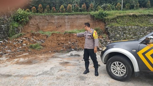 Kapolsek Penebel AKP I Gusti Kade Alit Mudiarsa saat meninjau lokasi longsor di area parkir The Lava, Tabanan, Bali. (Polsek Penebel)