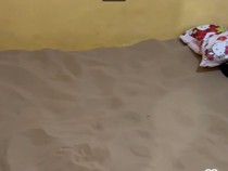 Warga Desa di Sumenep Tidur di Kasur Pasir, Nggak Bahaya Ta?