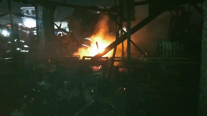 Kebakaran di lapak penjual daging babi di Dairi. (Dok BPBD Dairi)
