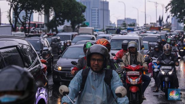 Kendaraan melintas di ruas Jalan TB Simatupang, Jakarta, Senin (29/1/2024). Ruas Jalan TB Simatupang mengalami kemacetan akibat diguyur hujan. (CNBC Indonesia/Faisal Rahman)