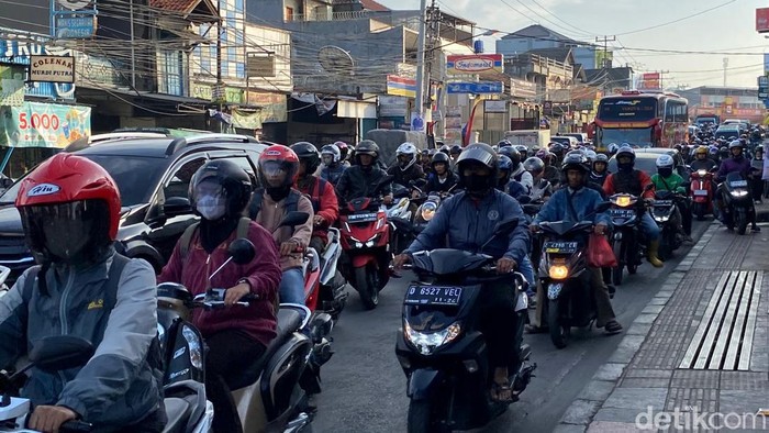 Kepadatan arus lalu lintas perbatasan Cileunyi-Cibiru, Senin (29/1/2024).