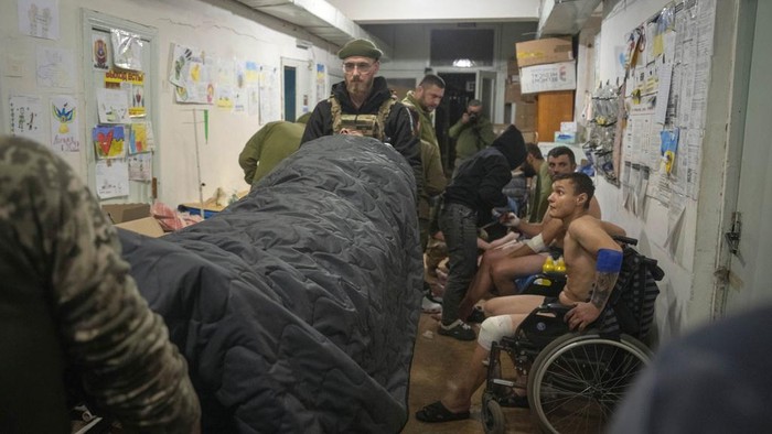 Military medics give first aid to a wounded Ukrainian soldier at a medical stabilization point near Bakhmut, Donetsk region, Ukraine, Thursday, Jan. 25, 2024. (AP Photo/Efrem Lukatsky)