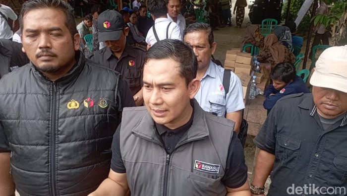Ketua Bawaslu Blora Andika Fuad Ibrahim memberikan keterangan saat ditemui dalam meninjau simulasi pemungutan surat suara di Jepangrejo Blora, Senin (29/1/2024).