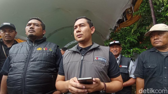 Ketua Bawaslu Blora Andika Fuad Ibrahim memberikan keterangan saat ditemui dalam meninjau simulasi pemungutan surat suara di Jepangrejo Blora, Senin (29/1/2024).