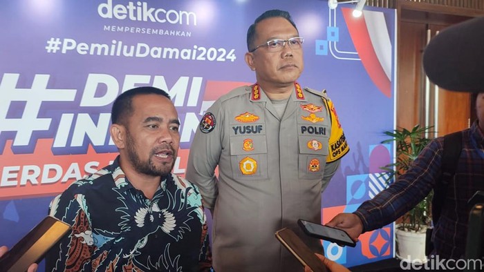 Ketua KPU Kaltim Rudiansyah (kiri) didampingi Kabid Humas Polda Kaltim Yusuf Sutejo.