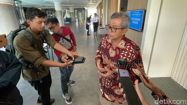 Ketua KPU Kulon Progo Budi Priyana saat ditemui wartawan di sela acara simulasi Pemilu 2024 di Temon, Kulon Progo, Senin (29/1/2024).