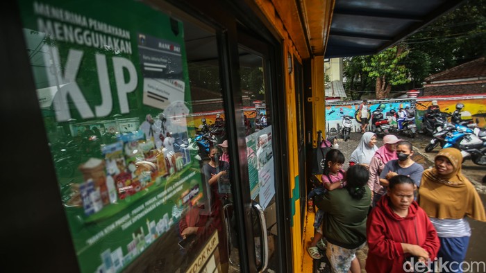 KJP Plus Cair, Warga Langsung Serbu Sembako Murah