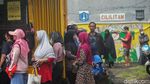 KJP Plus Cair, Warga Langsung Serbu Sembako Murah