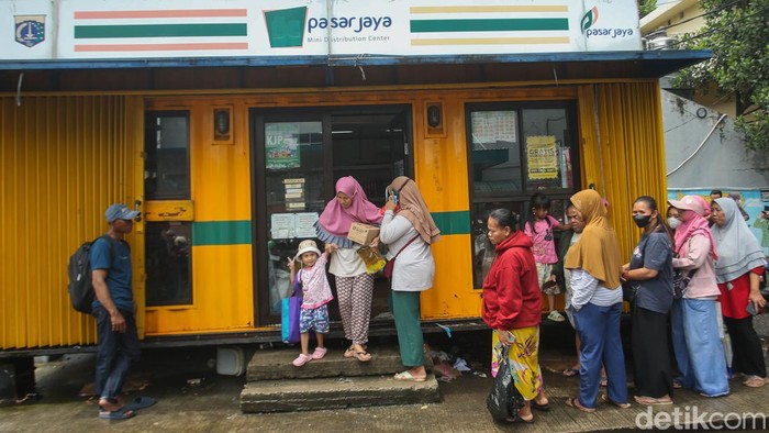 KJP Plus Cair, Warga Langsung Serbu Sembako Murah