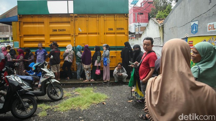 KJP Plus Cair, Warga Langsung Serbu Sembako Murah KJP Plus Cair, Warga Langsung Serbu Sembako Murah