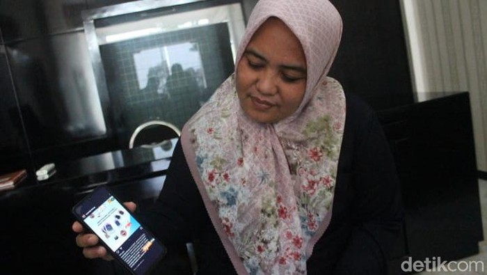 Komisioner KPU Jombang Rita Darmawati menunjukkan IG KPU Jombang yang diretas.